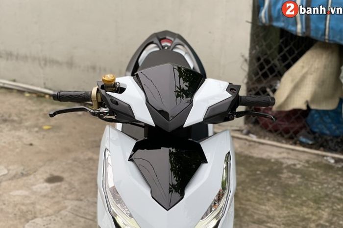 Master rem dan tuas rem belakang diganti dengan Brembo dan TMW