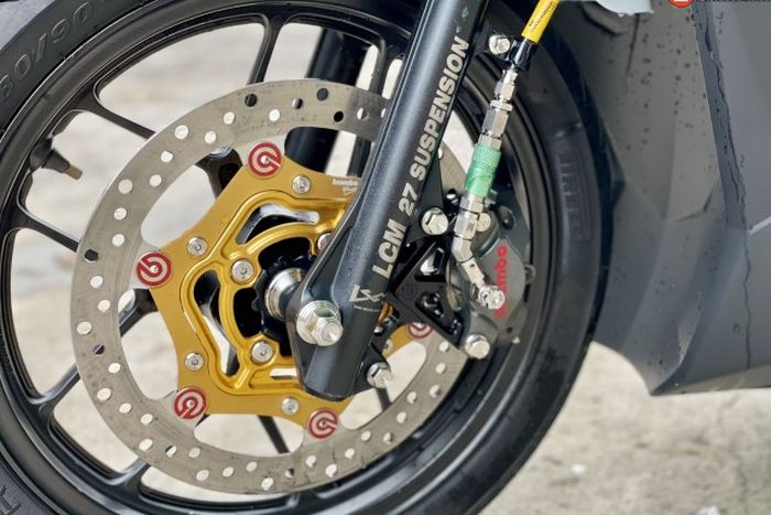 Kaki depannya dapat garpu depan LCM Suspension dan pengereman Brembo