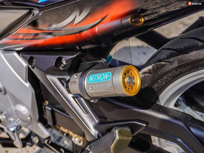 Suspensi belakang memakai shock Nitron