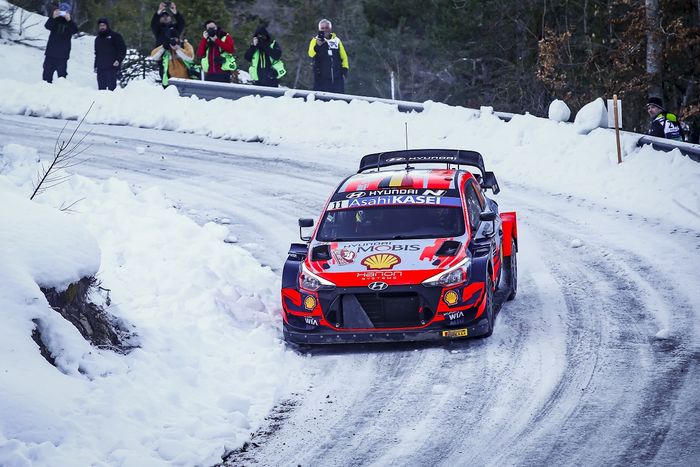 Ilustrasi lintasan Reli Monte Carlo masih ada yang ditutup salju