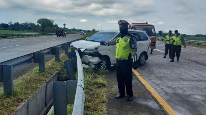 Kondisi akhir Toyota Avanza setelah terpelanting tabrak besi pembatas ruas tol Jombang-Mojokerto
