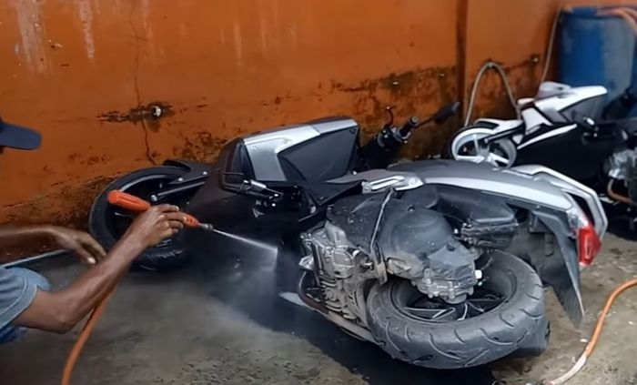 Hindari tempat cuci motor miring seperti ini