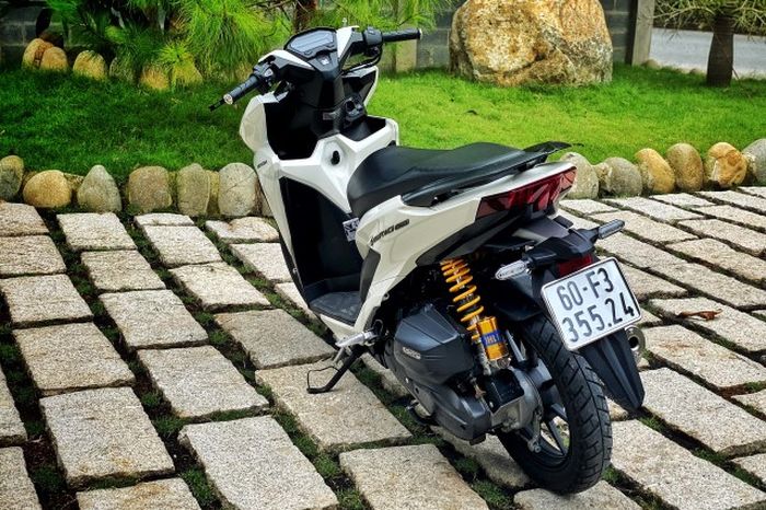 Suspensi belakangnya diganti dengan shock Ohlins