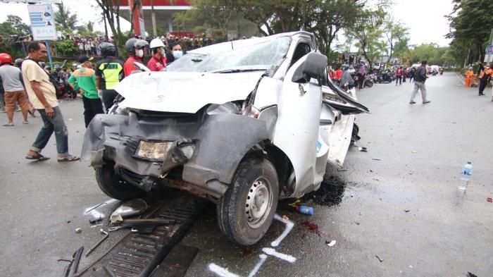 Daihatsu Gran Max yang dikut tabrakan beruntun di Simpang Rapak, Balikpapan, Kalimantan Timur