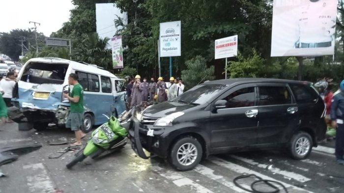 Suasana simpang Muara Rapak, Balikpapan, Kaltim usai tabrakan beruntun truk tronton