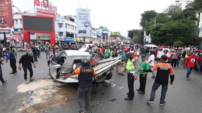 Petugas dibantu warga melakukan evakuasi korban kecelakaan maut di simpang Rapak Kota Balikpapan, Jumat (21/1/2022) (TribunKatim.co/Dwi Ardianto)