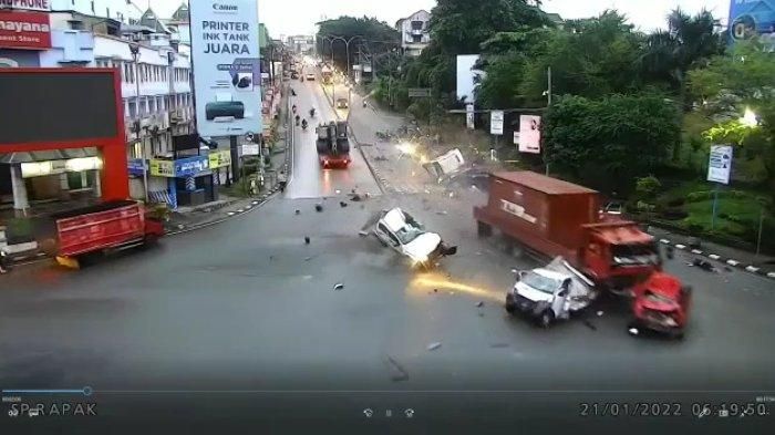 Kecelakaan Maut truk di Simpang Muara Rapak Balikpapan