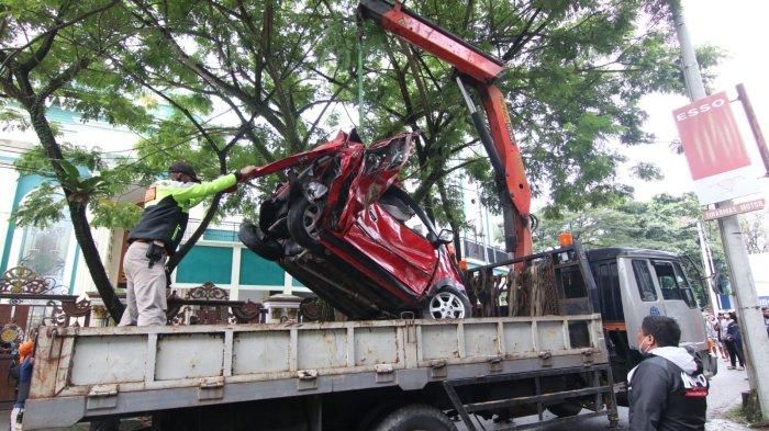 Salah satu mobil yang diduga Honda Jazz dibikin ringsek setelah terlibat kecelakaan karambol di Simpang Rapak, Kota Balikpapan pada Jumat (21/01/2022).