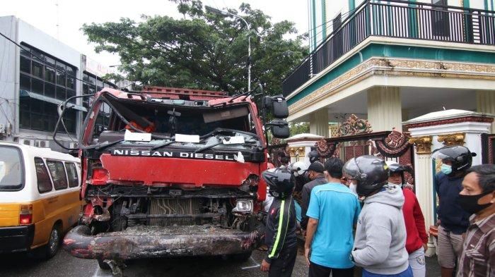 Truk Nissan Diesel yang jadi penyebab tabrakan karambol di Simpang Rapak, Kota Balikpapan pada Jumat (21/01/2022).