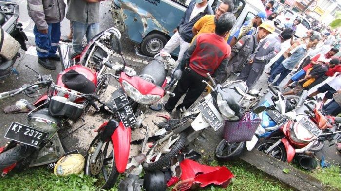 Kondisi puluhan motor yang ikut digilas truk tronton di simpang Muara Rapak, Balikpapan, Kalimantan Timur