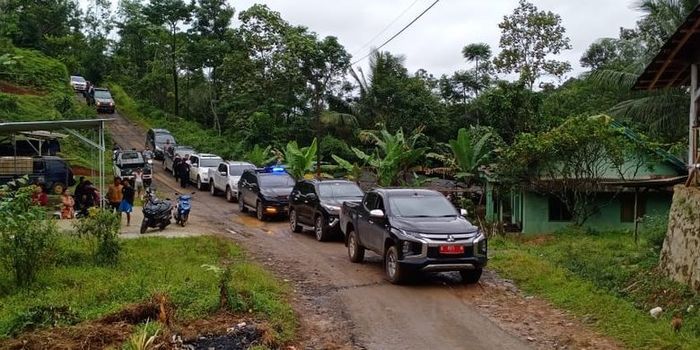Rombongan 10 mobil Menteri Sosial, Tri Rismaharini di Lebak, Banten