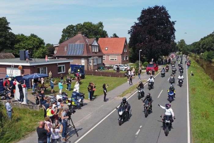 Sebanyak 15 ribu biker melaju bergantian melewati depan rumah Kilian di Rhauderfehn, Jerman.