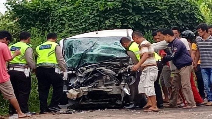 Polisi dan warga saat mengevakuasi pengemudi dan penumpang Wuling Confero usai adu wajah dengan truk di Banyuasin, Sumatera Selatan
