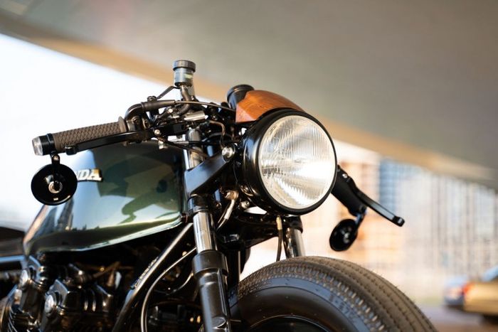 Area depannya dibuat khas cafe racer