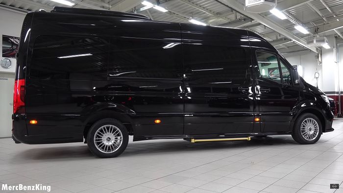 Tampilan samping modifikasi Mercedes-Benz Sprinter garapan Klassen