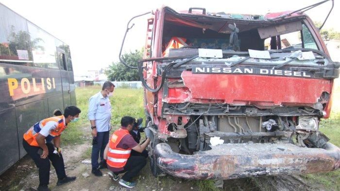 Tim KNKT saat menginvestigas truk tronton maut Simpang Rapak, Balikpapan, Kalimantan Timur