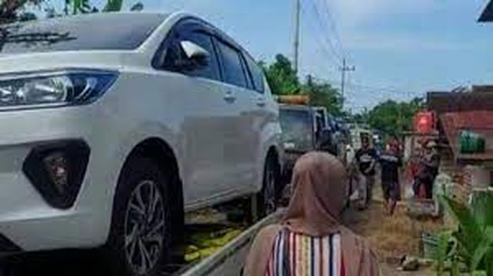 Warga kampung miliarder tuban viral saat beli mobil borongan.