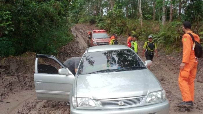 Tim SAR Samarinda saat mengevakuasi Toyota Soluna yang disesatkan Google Maps di hutan kawasan Muara Badak, Kutai Kartanegara, Kalimantan Timur