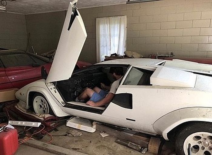 Begini kondisi Lamborghini Countach dan Ferrari seri 308.