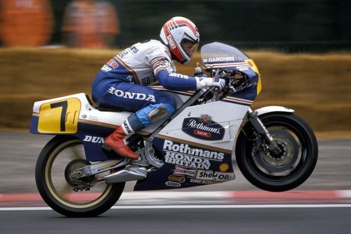 Wayne Gardner menunggangi Rothmans Honda NSR500