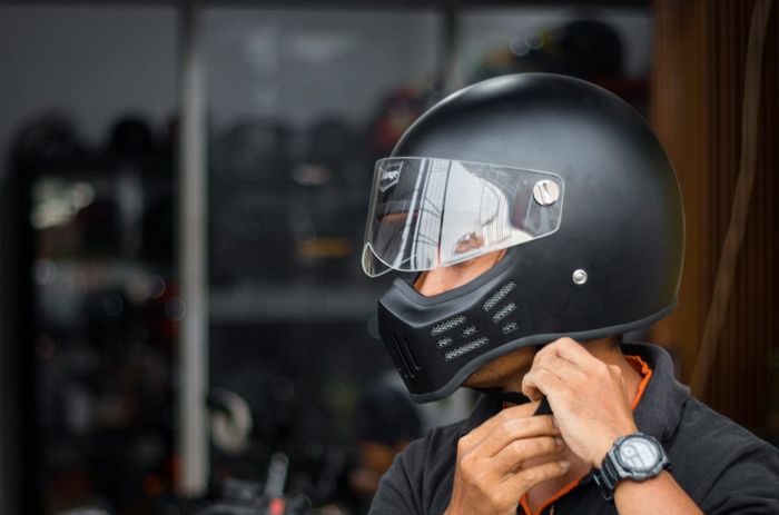 Helm retro replika garapan bengkel D Garage Custom