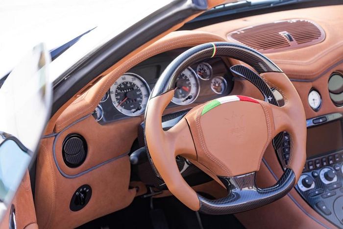 Rombakan kabin memakai skema kulit coklat muda dan Alcantara serta padanan part serat karbon plus tricolor Italia di setirnya