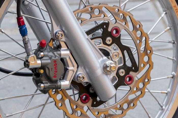 Kaki-kakinya mendapatkan pelek Excel dan pengereman berkaliper Brembo