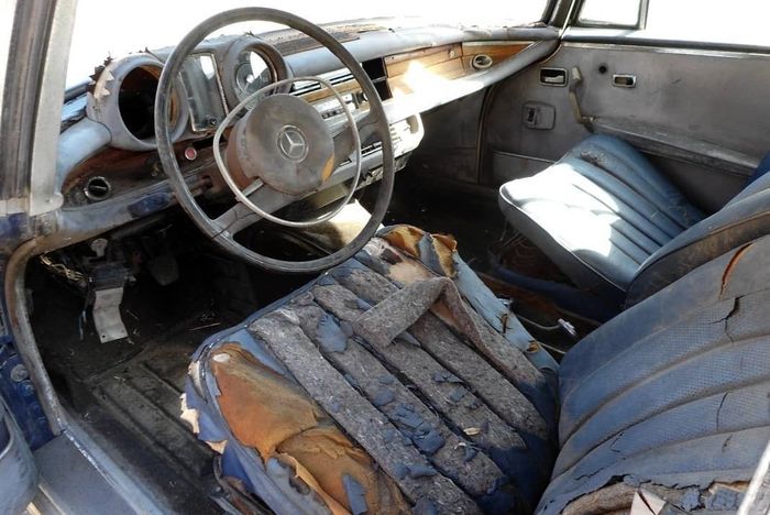 Tampak interior Mercedes-Benz 280SE Coupe yang sudah termakan usia.