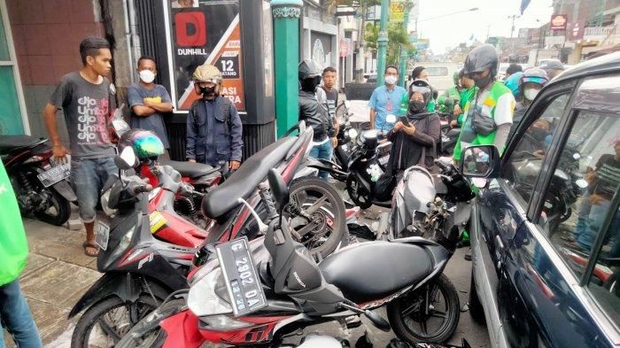 Honda Blade, Supra X 125 dan beberapa motor berantakan diseruduk Toyota Kijang Krista di Wirobrajan, Yogyakarta