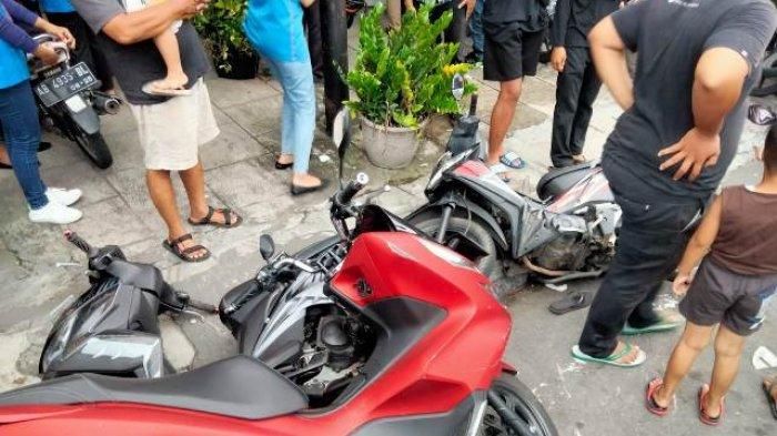 Honda PCX 150 dan beberapa motor ambruk ditabrak Toyota Kijang Krista di Wirobrajan, Yogyakarta