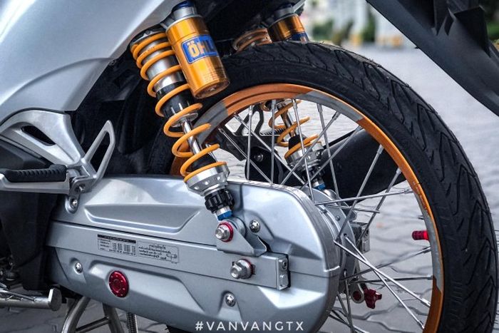 Suspensi belakangnya diganti dengan shock Ohlins