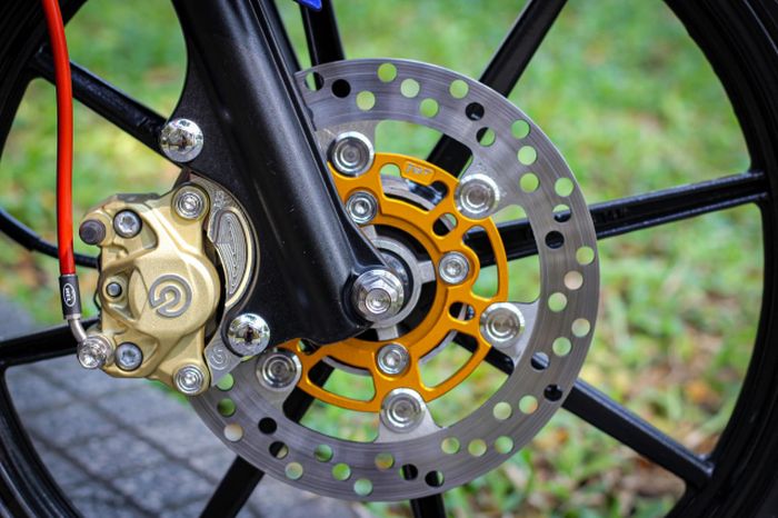 Untuk kaki-kakinya mendapat pelek RCB dan pengereman istimewa