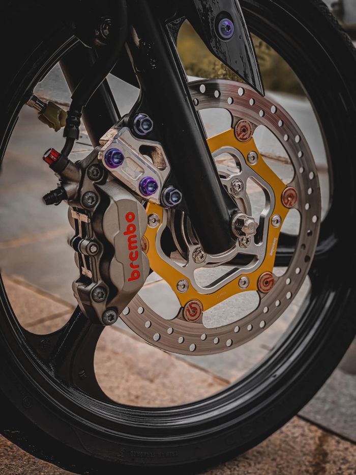 Pelek model palang tiga dan pengeremannya Brembo