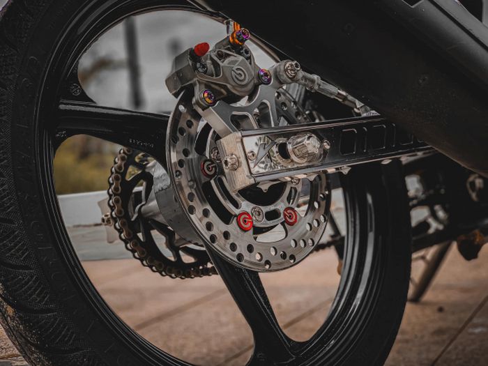 Rem belakang juga serba Brembo
