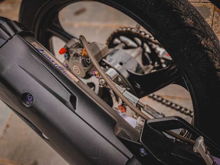 Muffler knalpotnya diganti produk Uma Racing