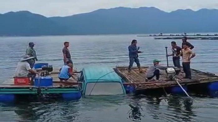 Proses evakuasi Suzuki Carry di Danau Maninjau menggunakan perahu ponton