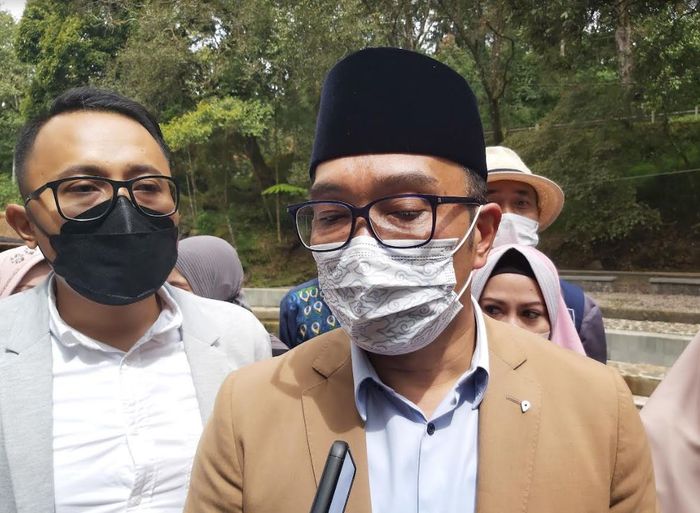 Gubernur Jawa Barat Ridwan Kamil usai pengambilan gambar untuk FTV di Kabupaten Bandung, Kamis (28/1/2022) 
