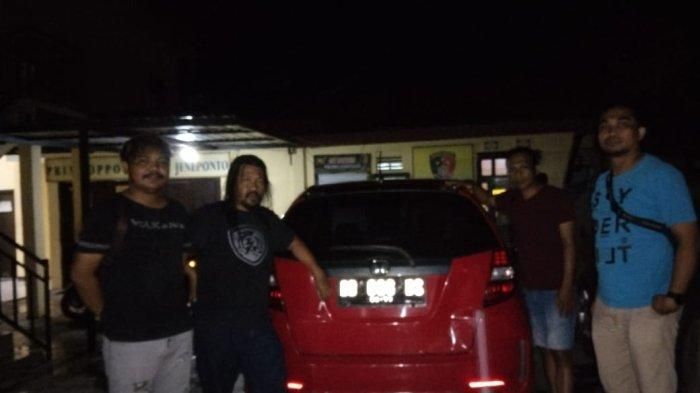 Baarang bukti Honda Jazz setelah pelaku penabrak dan menggilah tubuh Ipda Uji Mughni di Jeneponto