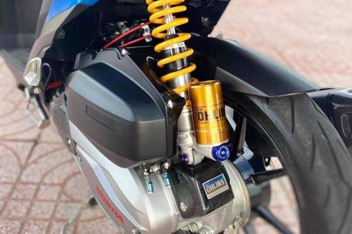 Suspensi belakang diganti dengan shock Ohlins