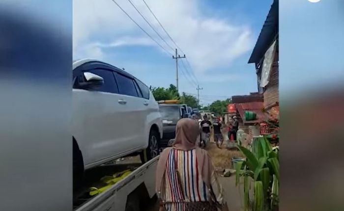 Deretan mobil baru yang dulu diantar ke warga desa Miliarder di Sumurgeneng, Jenu, Tuban, Jawa Timur