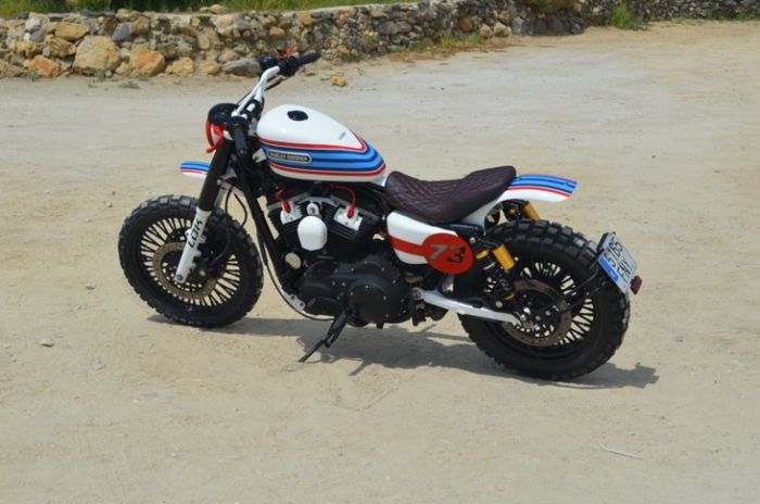 Harley-Davidson Sportster 883 bergaya scrambler