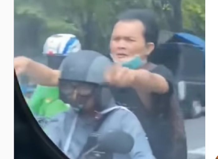 Video pria diduga berpura-pura tertabrak hingga adang mobil di Pasar Rebo, Jakarta Timur.