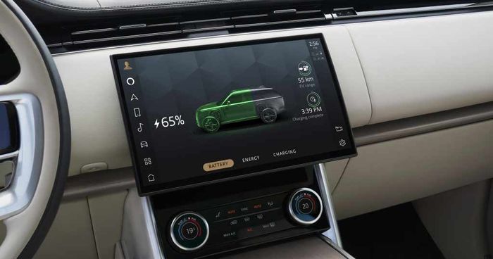 Layar Pivi Pro Range Rover menunjukkan isi baterai tersisa.