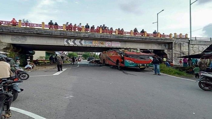 kondisi bus Siprok Nauli yang atapnya terkepas usai menabrak fly over di Padang Panjang, Minggu (30/1/2022)