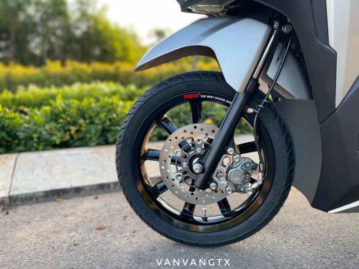 Kaki-kaki kini memakai pelek stylish dan pengereman istimewa