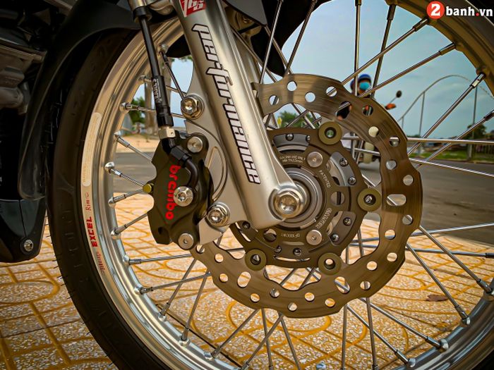 Kaki-kakinya dapat pelek Excel dan pengereman mewah