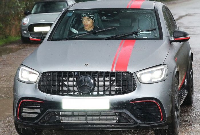 Mason Greenwood bersama Mercedes-Benz GLC AMG Coupe miliknya.