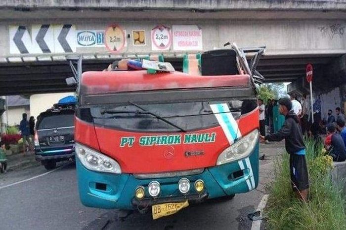 Kondisi bus Sipirok Nauli usai tabrak dinding flyover Simpang Lapan, Padang Panjang hingga atap terpenggal