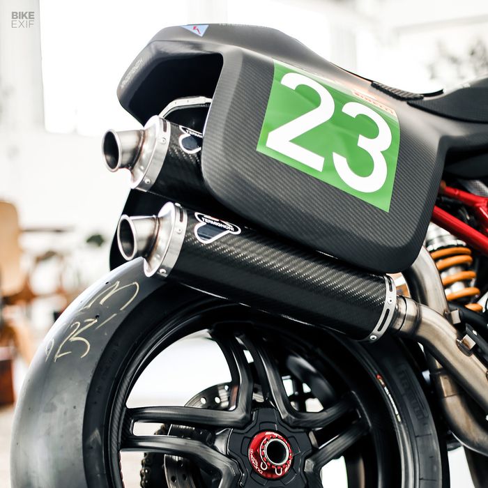 Muffler Termignoni karbon disematkan pada Ducati Monster S4RS ini