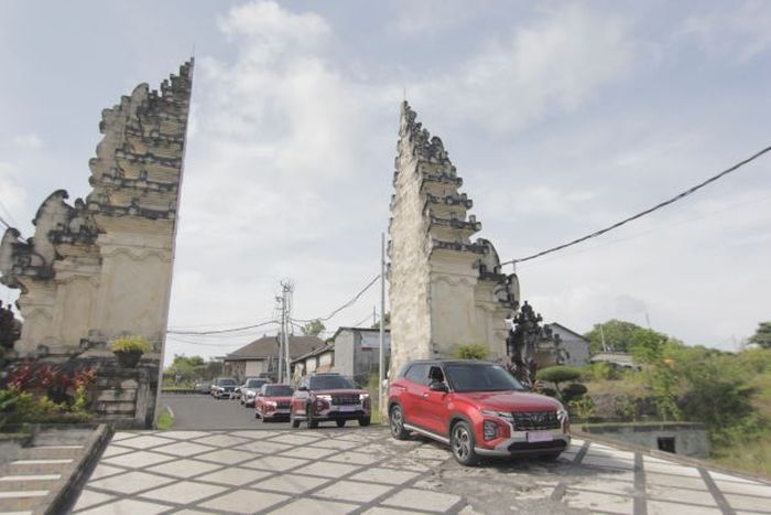 Hyundai Creta melintasi satu ruas jalan di Bali